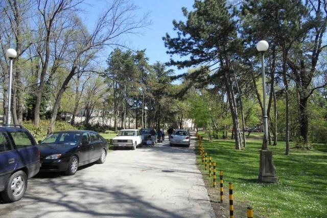 Спорът за колите в Морската градина продължава