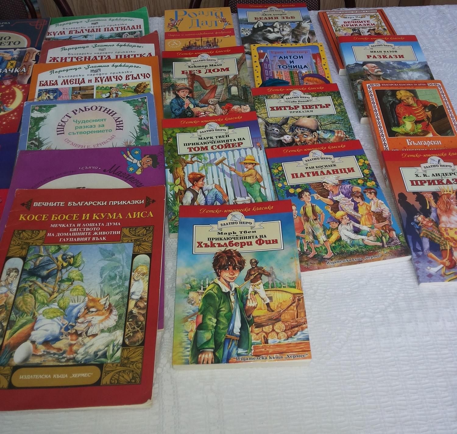 Деца в Хаджидимово дариха книги на училищна библиотека