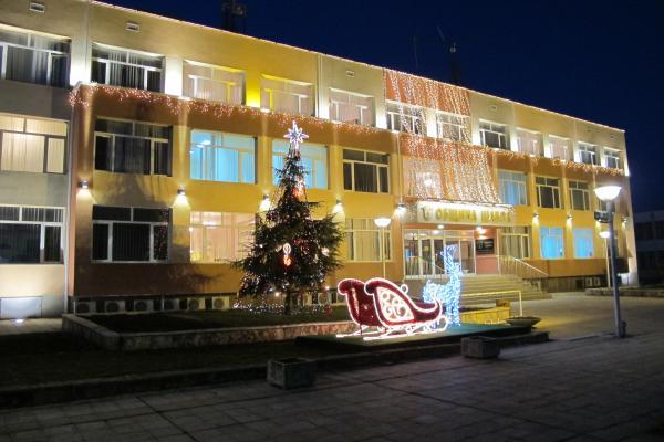 Палят светлините на коледната елха в Шабла