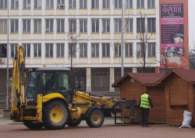 Работилници на Дядо Коледа издигнаха на площада в Димитровград