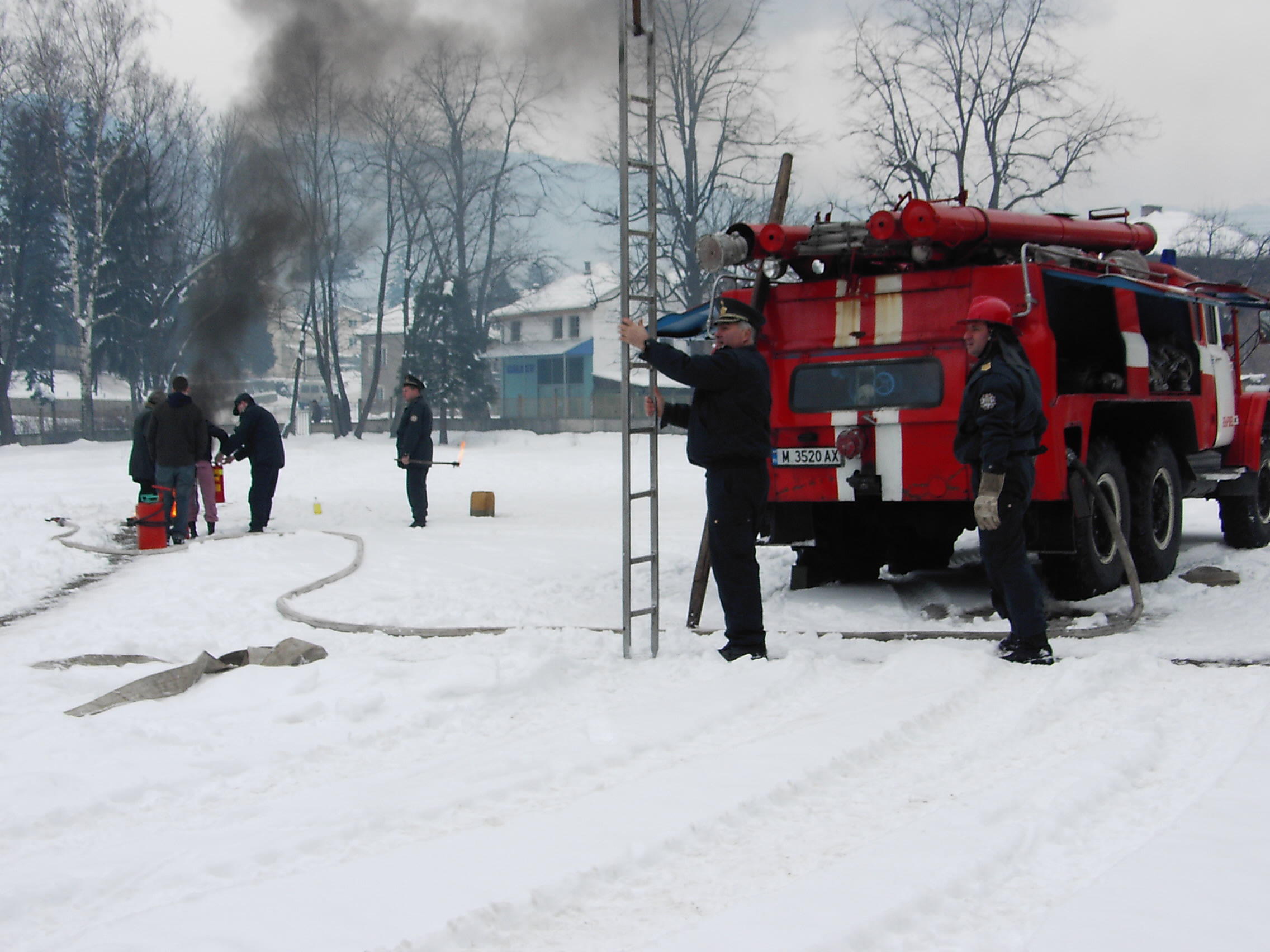 Пожарникарите от Лом учат деца за деня на доброволеца