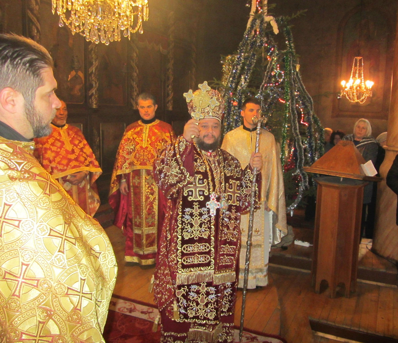 Епископ освети опожарен храм във Враца