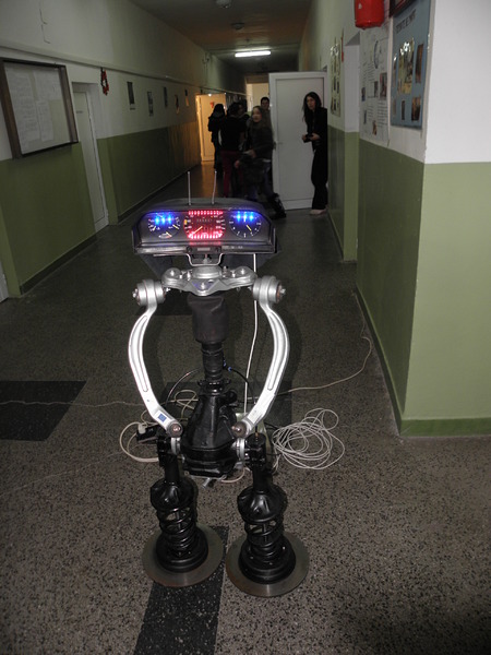 Говорещ робот направиха ученици в Петрич 9 Говорещ робот направиха ученици в Петрич