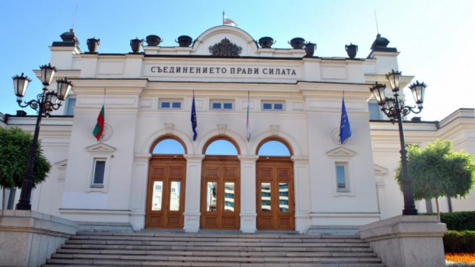 Депутатите се връщат на училище