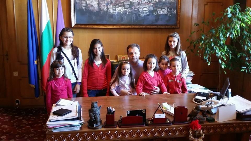 Деца от Търново се събраха в кабинета на кмета за снимка 1 52b6fd68c43a7