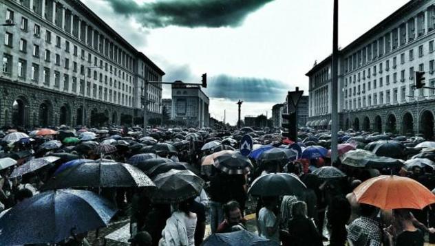 “Протестна мрежа”: Правителството в момента пада
