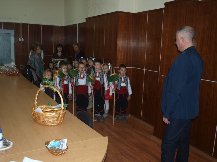 Кметът на Симитли посрещна коледари