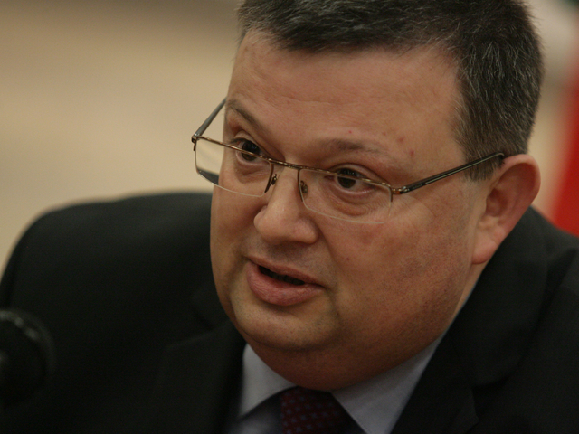 Цацаров: Няма натиск върху наблюдаващия прокурор по делото срещу Пенгезов