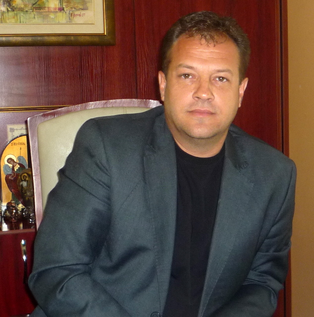 Даниел Панов подари живи коледни елхи на детските градини