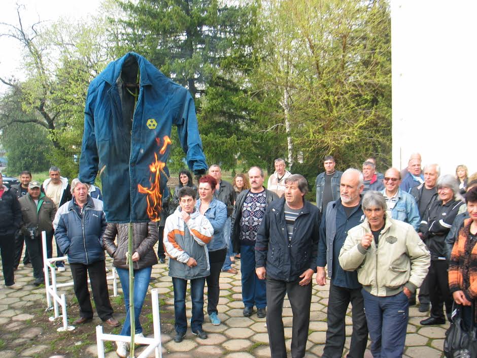Работници от “Ремотекс” запалиха чучело в знак на протест