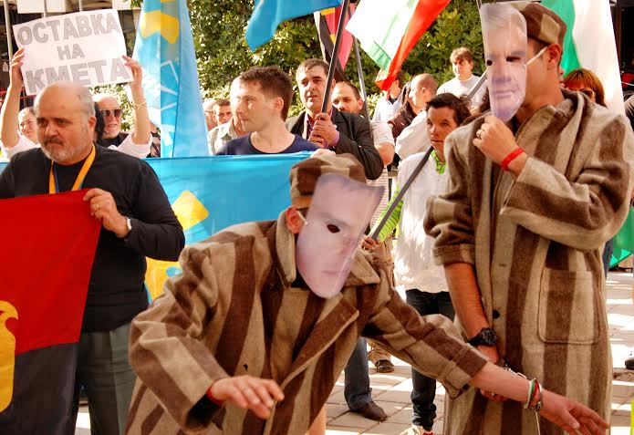 Стотици излязоха на протест срещу кмета на Плевен