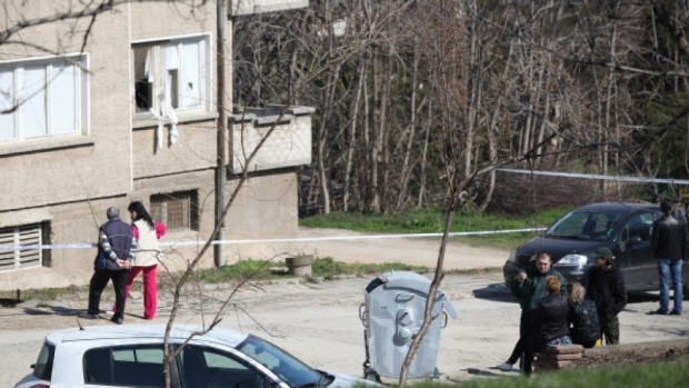 Полицаите, снимали пред къщата на Петков, са уволнени