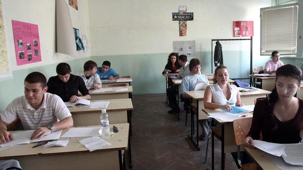 Трима зрелостници хванати да преписват на матурата