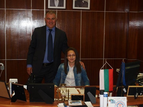 Кметът на Симитли отстъпи властта за два дни на шестокласничка 1 538ac8cbaf91b