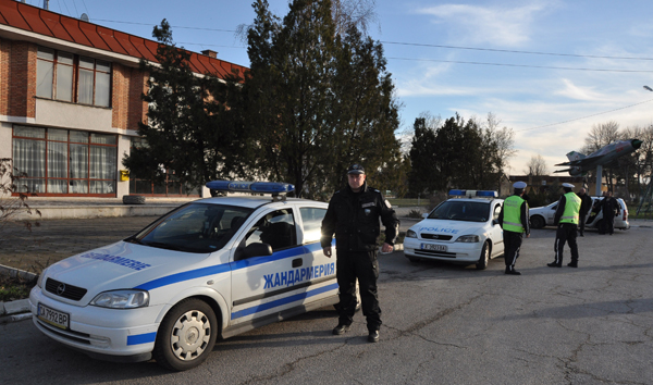 Полицаите от Варна и Бургас отпътуваха за протеста в София 1 53b41c48ce37c 4