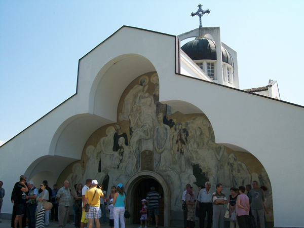 Боядисват храма на Ванга 1 53bad493734d7