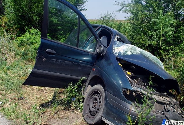 Две жертви след удар на кола в дърво край Варна 9 Две жертви след удар на кола в дърво край Варна