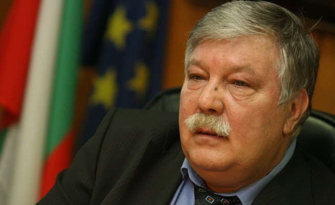 Бившият шеф на ВМА: Проблемът с еболата се преекспонира
