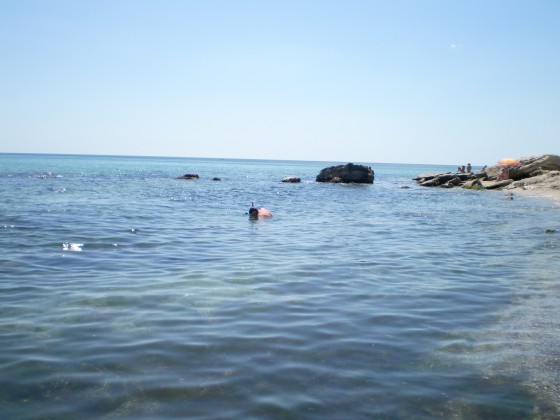 Слънце с валежи и облаци по планините, морската вода 29 градуса