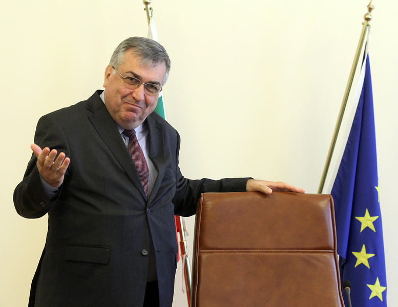 Увеличение на тока с 50 процента е невъзможно, категоричен е проф. Близнашки
