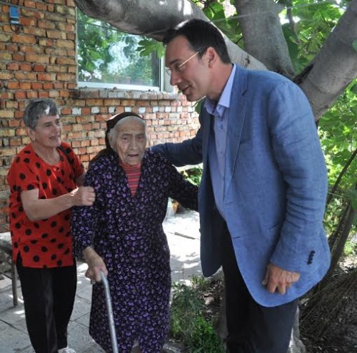 Кметът на Бургас подари на 100-годишната баба Дойка ограда