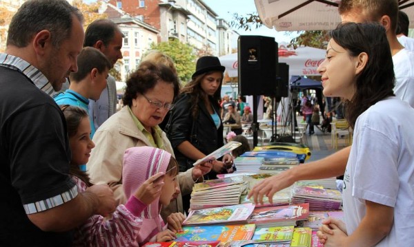 Вземете нова книга срещу стара хартия