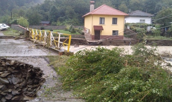 Социалните приемат молби за помощи в наводнените райони