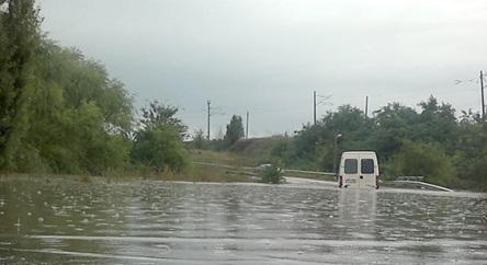 Река Меричлерска затвори пътя за село Брод