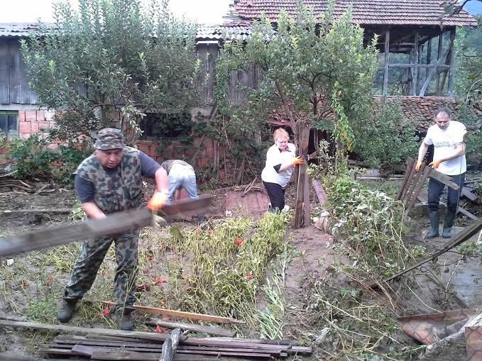 От партията на Борисов разчистват в село Меляне