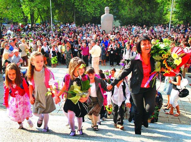 64 841 първолаци тръгват на училище тази година