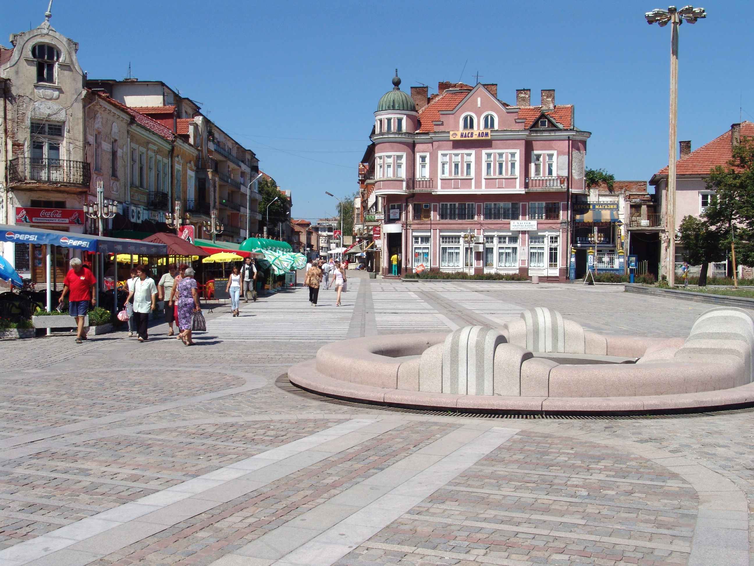 Парашутисти скачат в центъра за празника на Лом