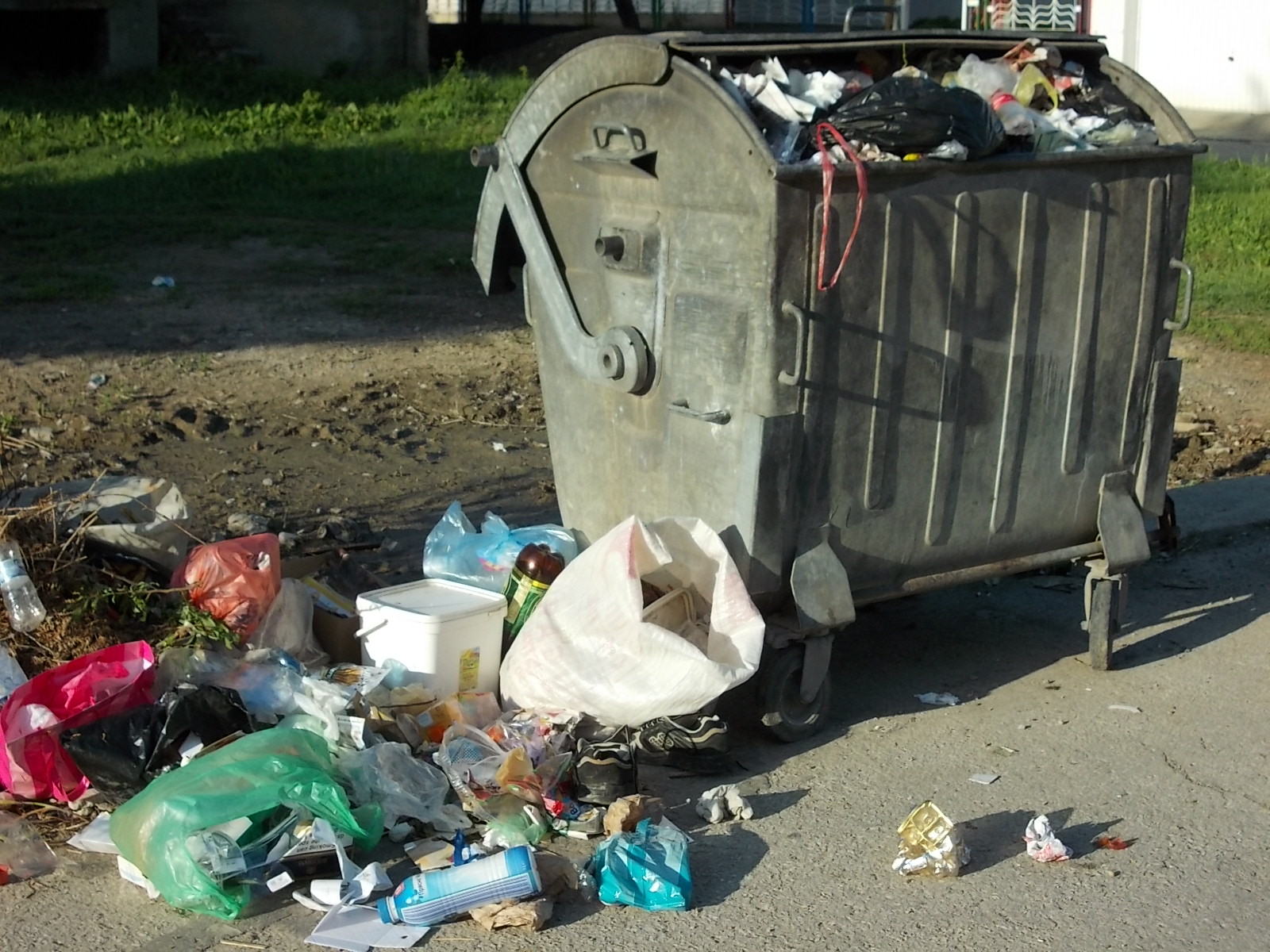 Враца събира старите дрехи в специални контейнери 9 Враца събира старите дрехи в специални контейнери