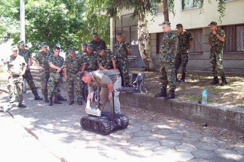 Военни с роботи влизат във взривения цех 1 542e3308e3c7d