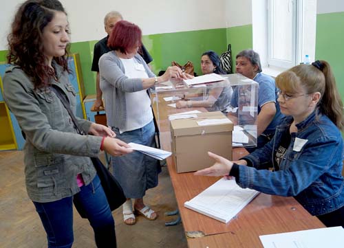 Майка и дъщеря решават кой да си тръгне от СИК