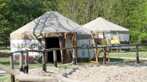 Прабългарска юрта привлича туристи на старините в Плиска