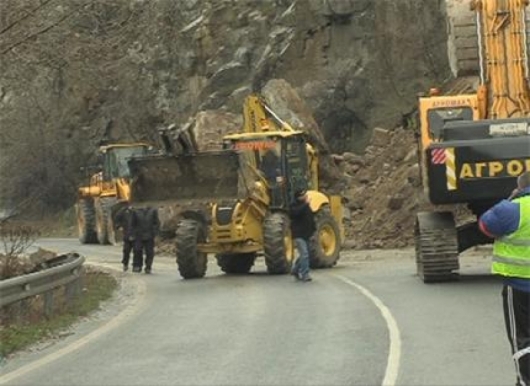 Скални отломки паднаха върху пътя в прохода Предел