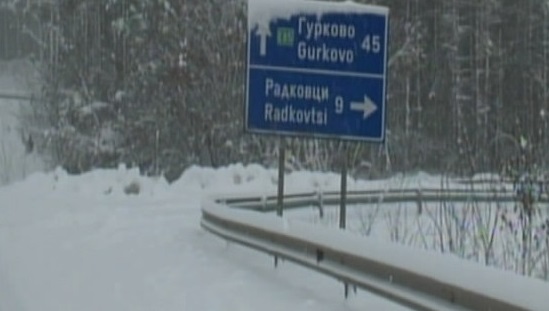 До метър сняг натрупа на Шипка и Хаинбоаз е затворен