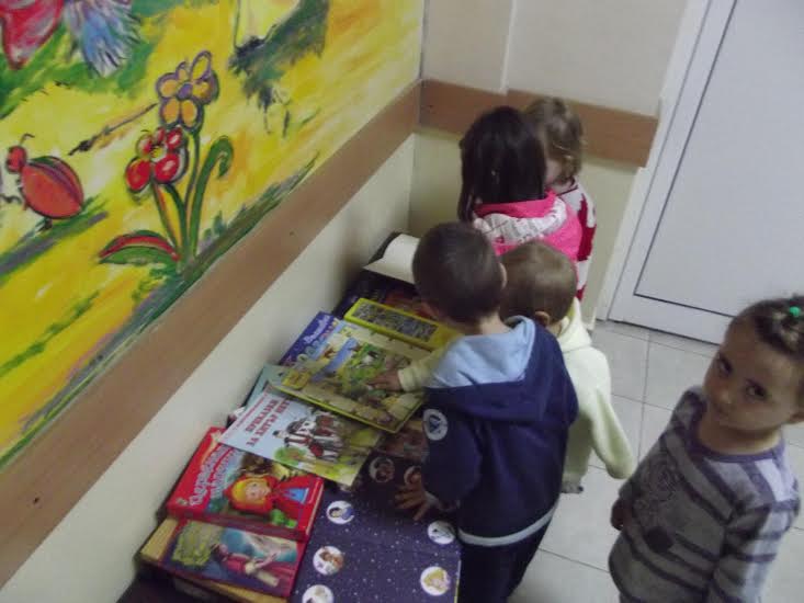 Банка подари детски книжки на малчугани в болница в Благоевград