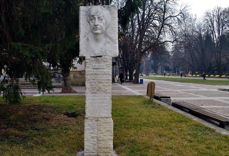 Събориха паметника на Емил Димитров в центъра на Плевен 9 Събориха паметника на Емил Димитров в центъра на Плевен
