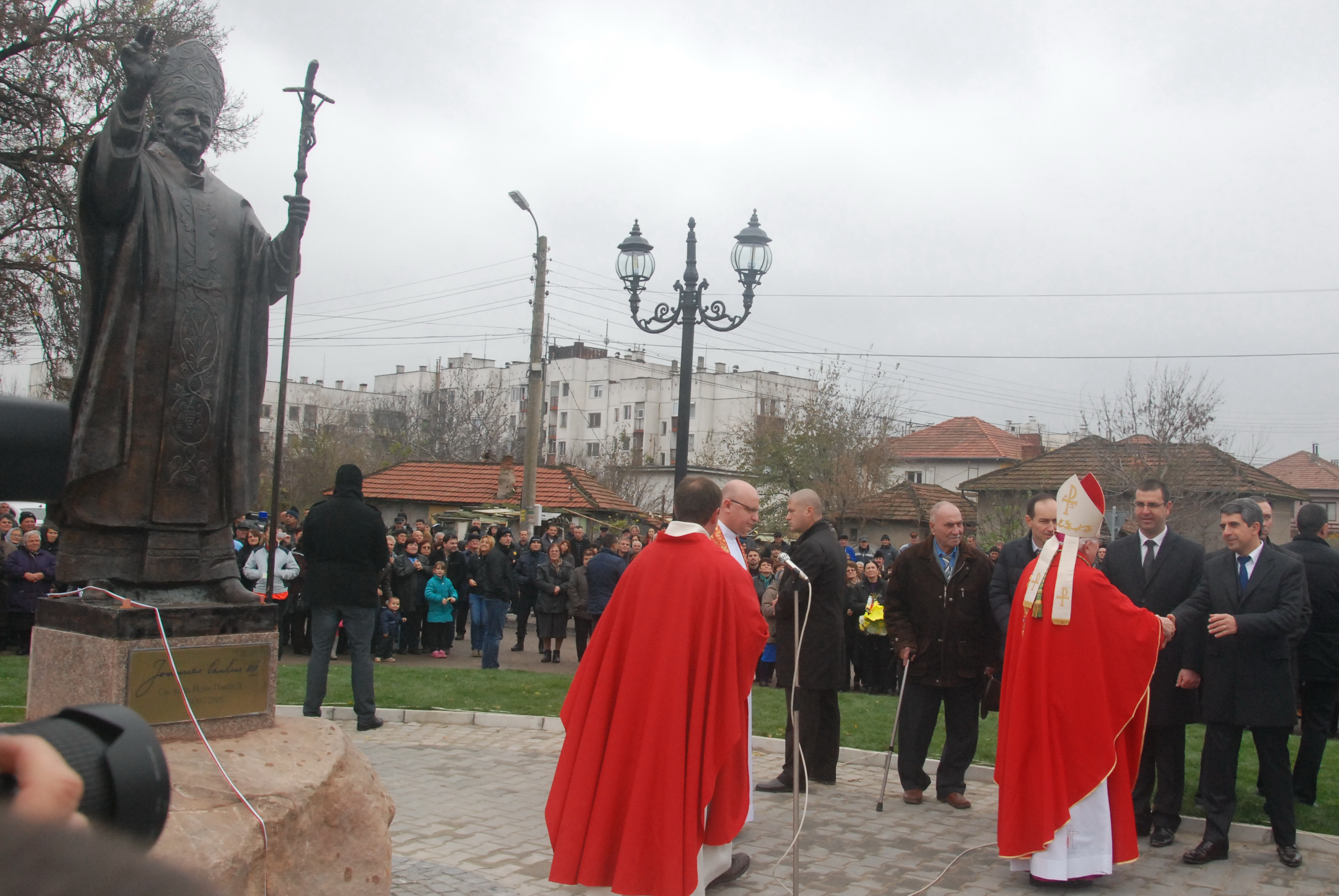 Откриха паметник на папа Йоан Павел II в Белене