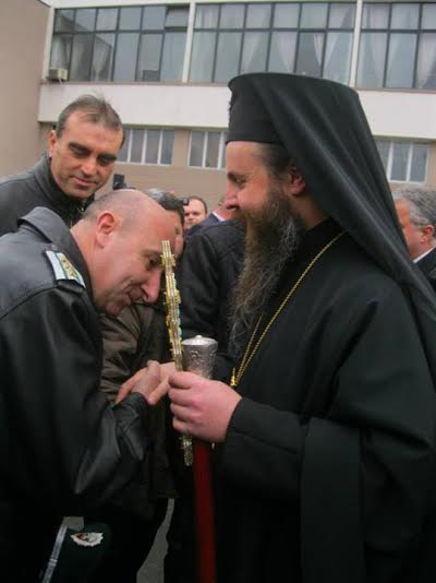 700 души се молят на владика за храм 9 700 души се молят на владика за храм