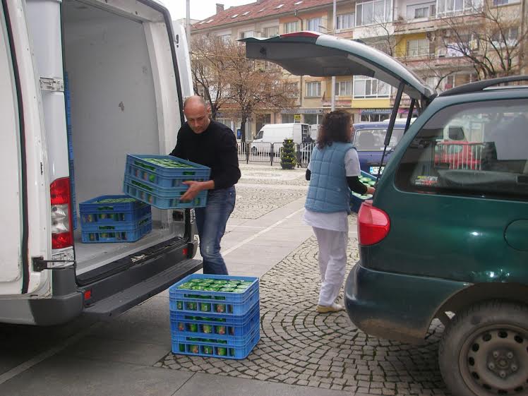 Сдружение дари млечни продукти на възрастни хора в Казанлък