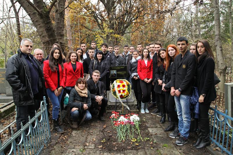 Ученици от Кърджали посетиха гроба на Дядо Славейков 1 546cae071e936