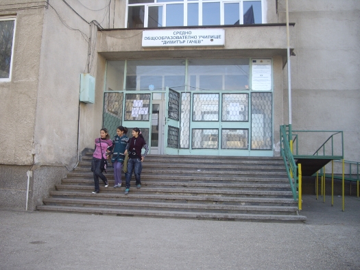 Ученици от Благоевград продължават битката за най-добро училище
