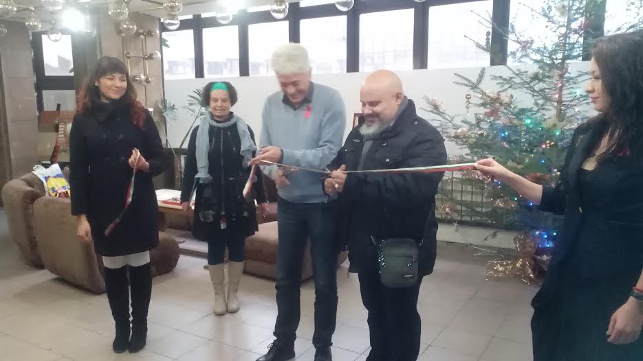 Художник постави галерия пред кабинета на кмета на Дупница
