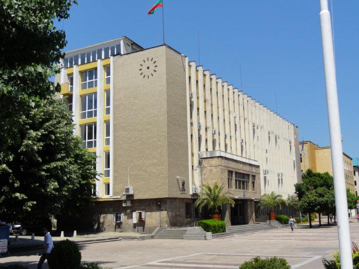 Вандали счупиха улични лампи в центъра на Хасково