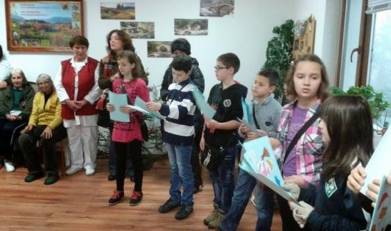С песни и танци ученици си спечелиха усмивки във Фатово