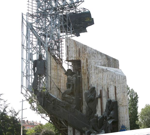 Мемориални плочи сменят паметника пред НДК (СНИМКА)