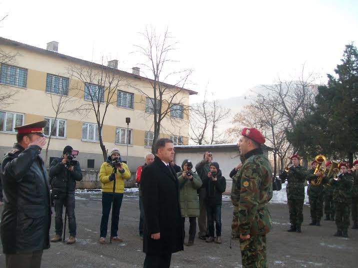 Военният министър: Ще пълним дупката в бюджета като разпродаваме имоти