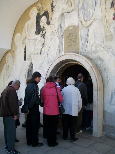 Нашенци и гърци на опашка пред храма на Ванга за Коледа 1 549154fc12f7b